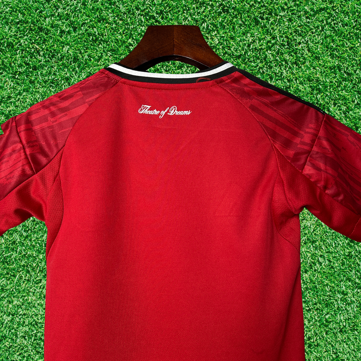 Kit infantil de local del Manchester United 25/26