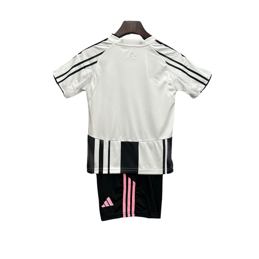 Kit local de la Juventus 25/26 para niños