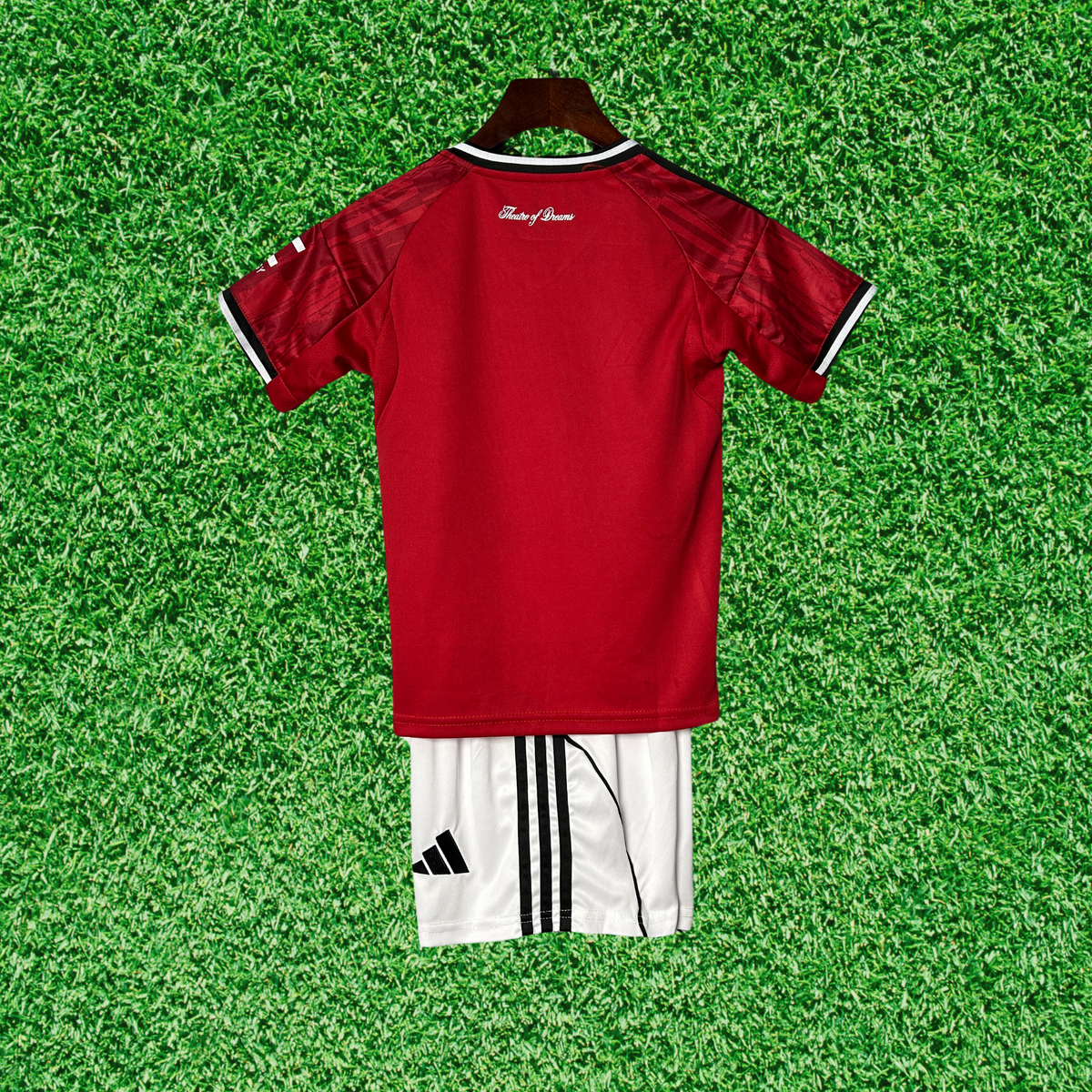 Kit infantil de local del Manchester United 25/26 
