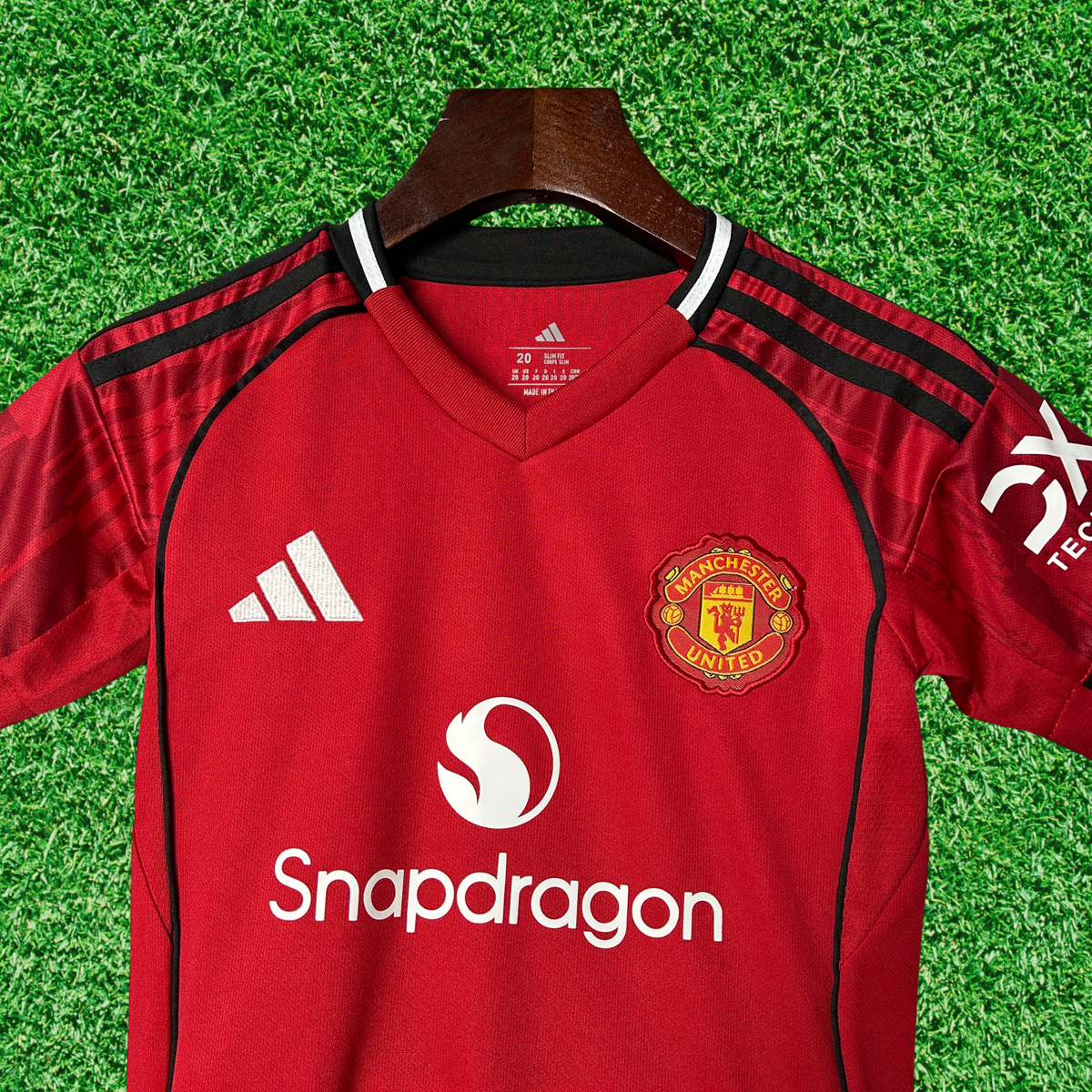 Kit infantil de local del Manchester United 25/26 
