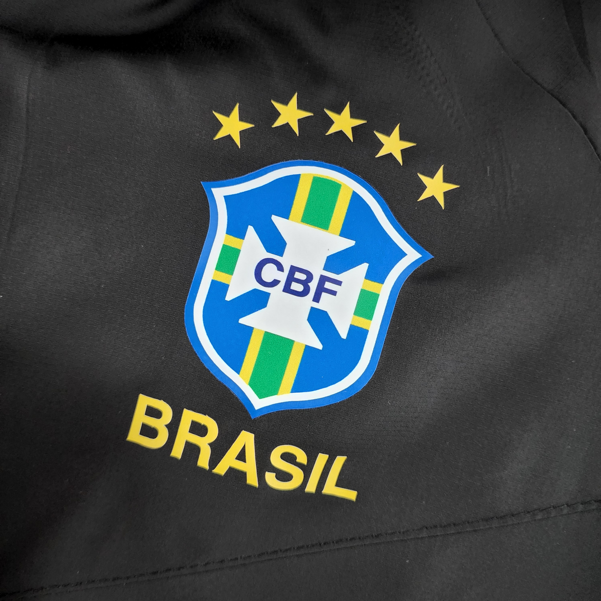 Cortavientos negro brasileño 