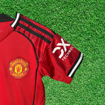 Kit infantil de local del Manchester United 25/26 