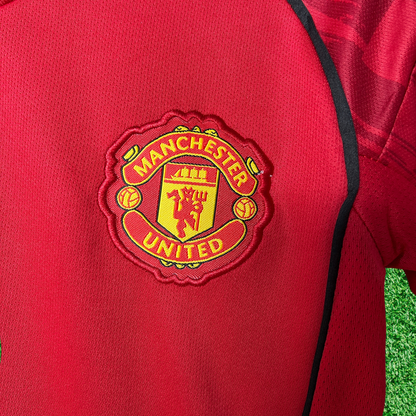 Kit infantil de local del Manchester United 25/26 